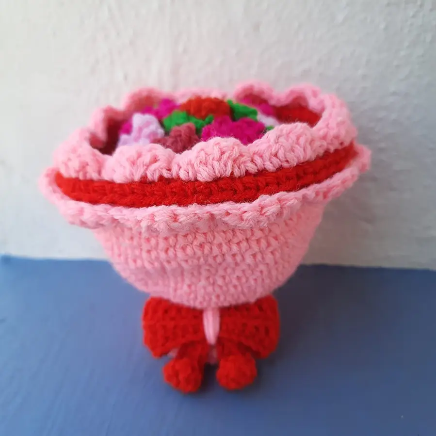 Basket with yarn